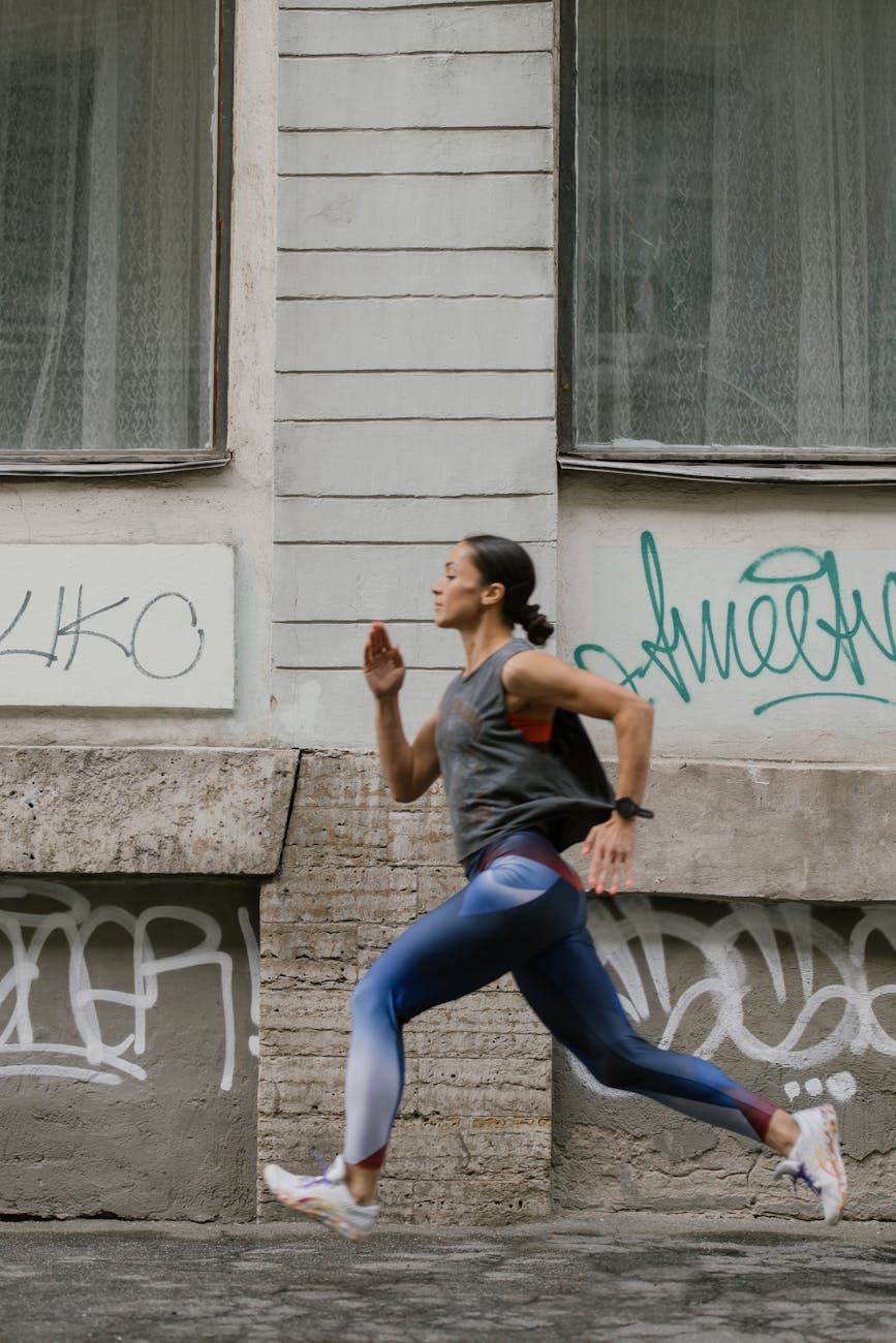 urheilumuodin trendit, aktiivivaatteet, athleisure, rohkeat värit, suorituskykyiset kankaat, saumaton suunnittelu, hybridivaatteet, katutyylien vaikutus, treenimuoti, tyylikkäät aktiivivaatteet, kuntovaatteet, athlesiure-brändit, trendikkäät urheiluvaatteet