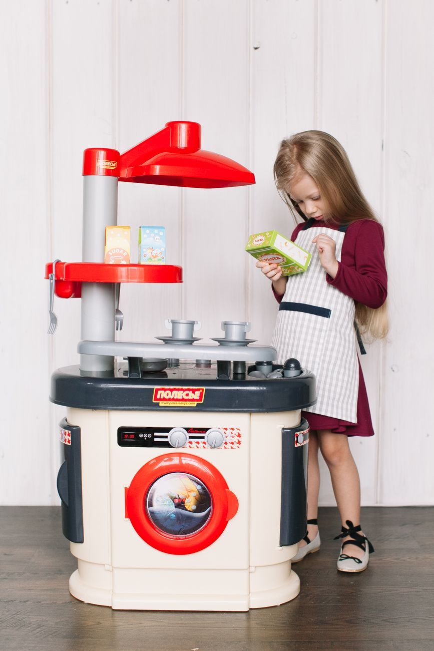 cocina de juguete con accesorios, cocina de juego para niños, juego de simulación de cocina, ideas de cocina de juguete, juego imaginativo para niños, accesorios de cocina de juguete, juegos de rol en interiores, cocina de juguete educativa, juego creativo en casa, juguetes de cocina para niños
