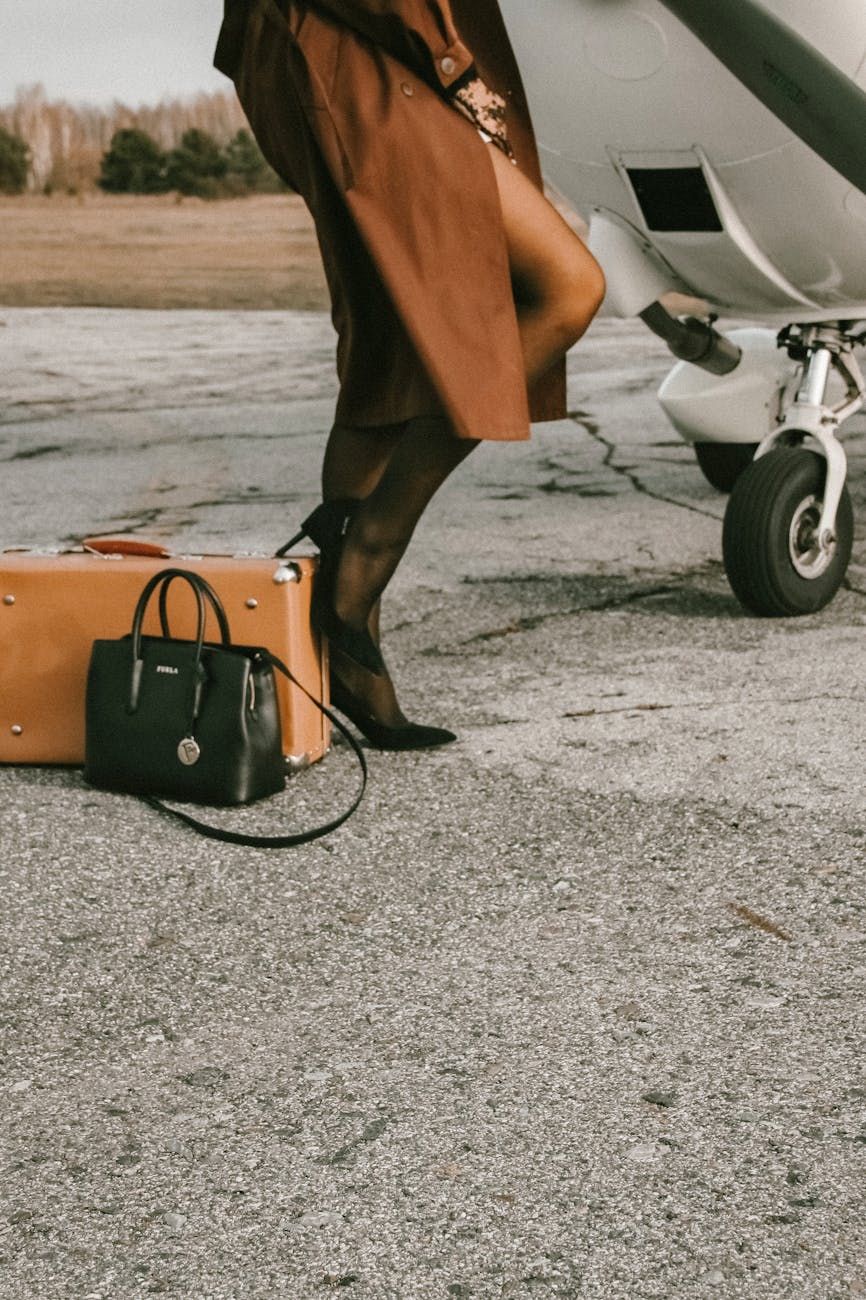 bagage à main, conseils de rangement, indispensables pour voyager, sécurité aéroportuaire, bagage cabine, astuces de voyage, rangement minimaliste, règles de la TSA, préparation au vol, bagage cabine