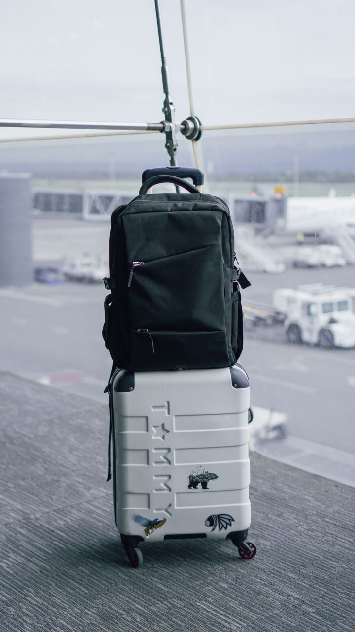 viaje con equipaje de mano, empacar ligero, equipaje de mano, empaque minimalista, elementos esenciales de viaje, consejos de empaque para equipaje de mano, viaje de una semana, organización del equipaje, lista de verificación de viaje, empaque que ahorra espacio