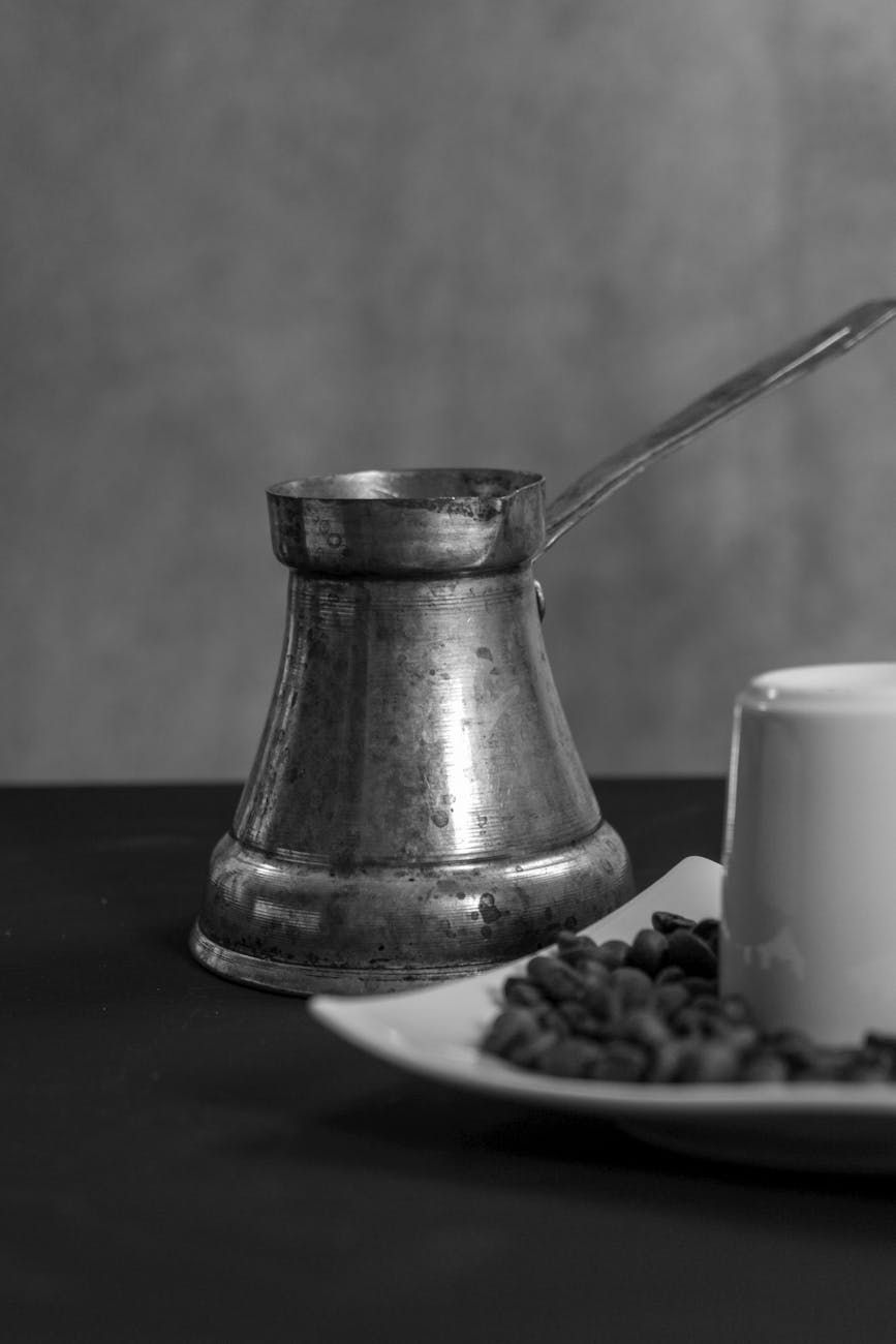 Café turco, elaboración tradicional de café, método de preparación de café con cezve, cultura del café turco, cómo hacer café turco, tradición del café del Medio Oriente, café negro fuerte, receta auténtica de café turco, tradiciones de servir café, preparación de café turco