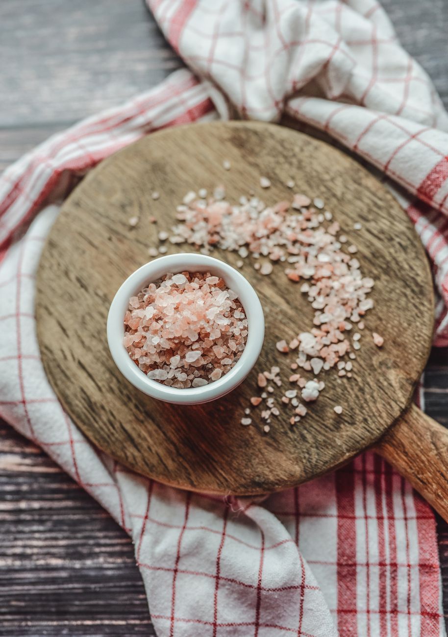 tipos inusuales de sal, sales gourmet, sal negra del Himalaya, sal roja de Hawái, sal azul persa, sal ahumada, flor de sal, variedades de sal rosa, cocinar con sales especiales, sales exóticas de todo el mundo