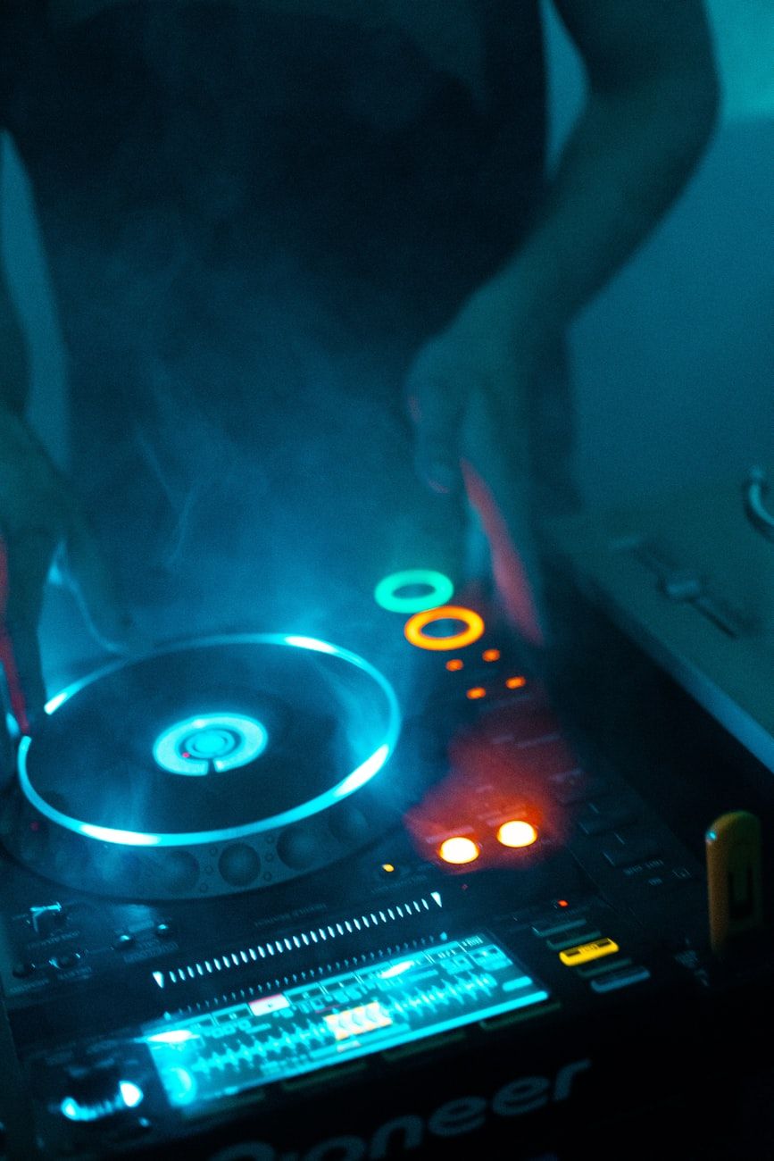 equipo DJ, actualizar configuración, música, herramientas profesionales, DJ 2025, mejores dispositivos, controladores, mezcladores, auriculares, rendimiento