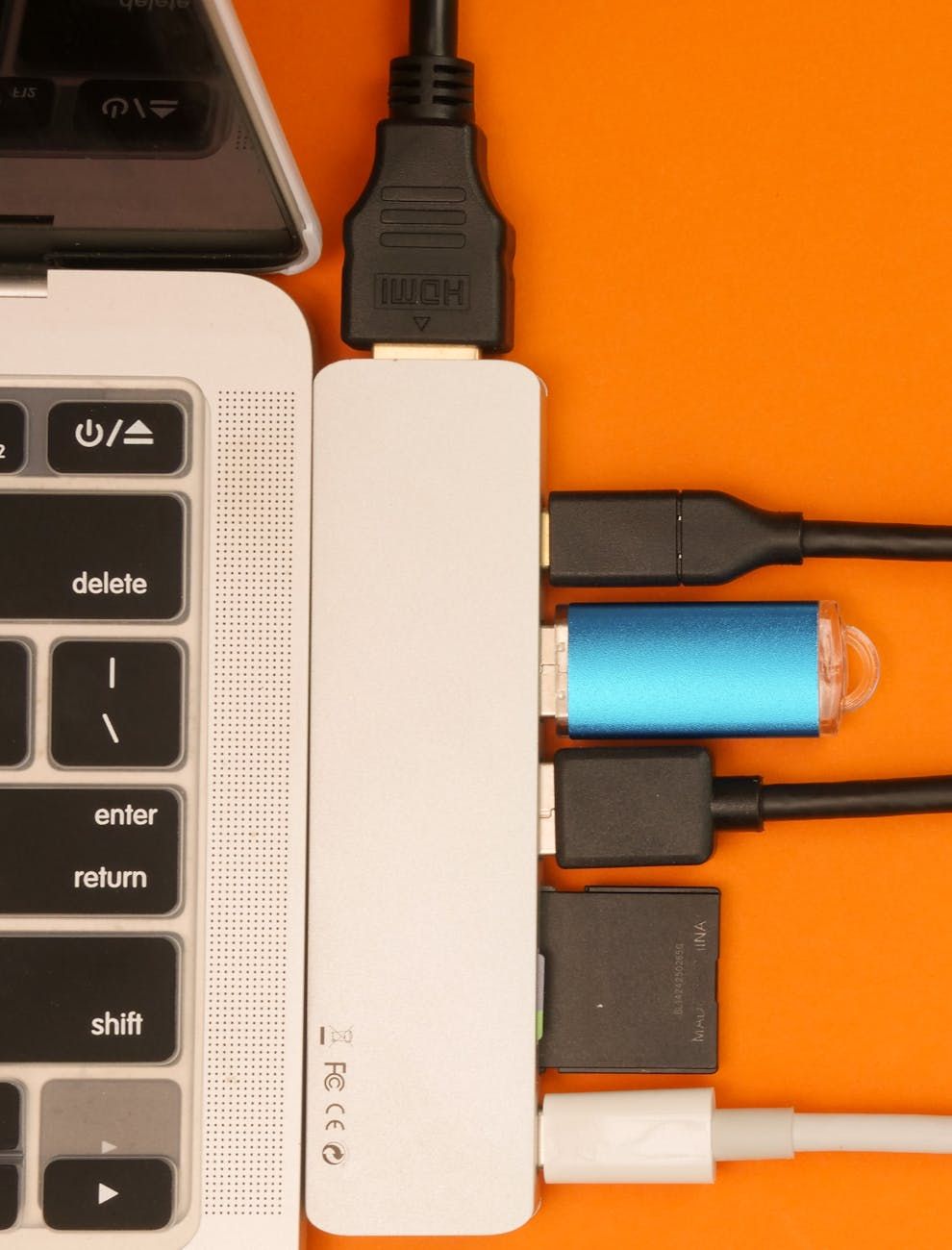 hub USB-C, estación de acoplamiento, conectividad de portátiles, accesorios USB-C, configuración de dos monitores, expansión de portátiles, puertos USB-C, configuración de estación de trabajo, dispositivos externos, herramientas de productividad