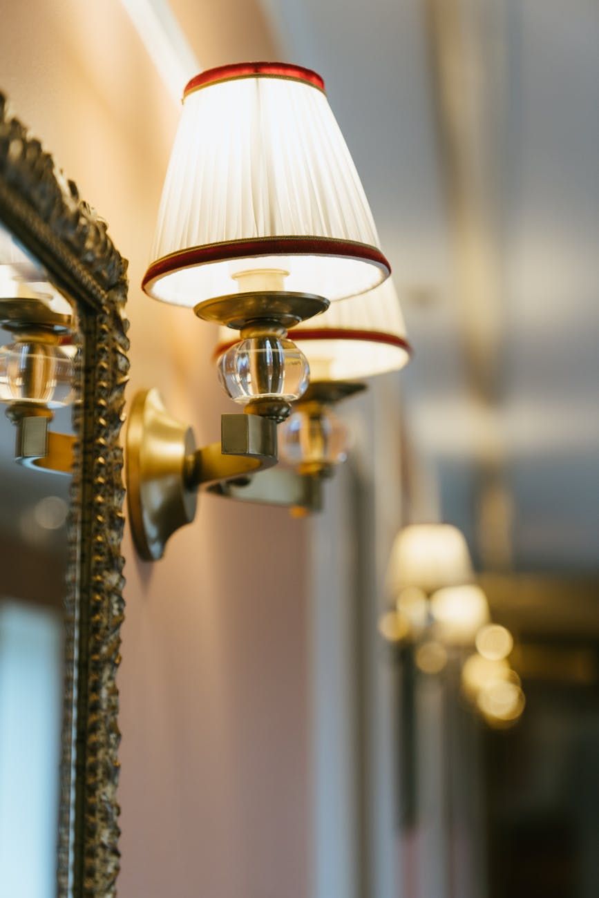 apliques de pared, iluminación de pasillo, luces de pared de entrada, apliques modernos, decoración de pasillo, ideas para pasillos brillantes, lámparas de pared interiores, accesorios de iluminación elegantes, iluminación de entrada del hogar, luces de pared de pasillo