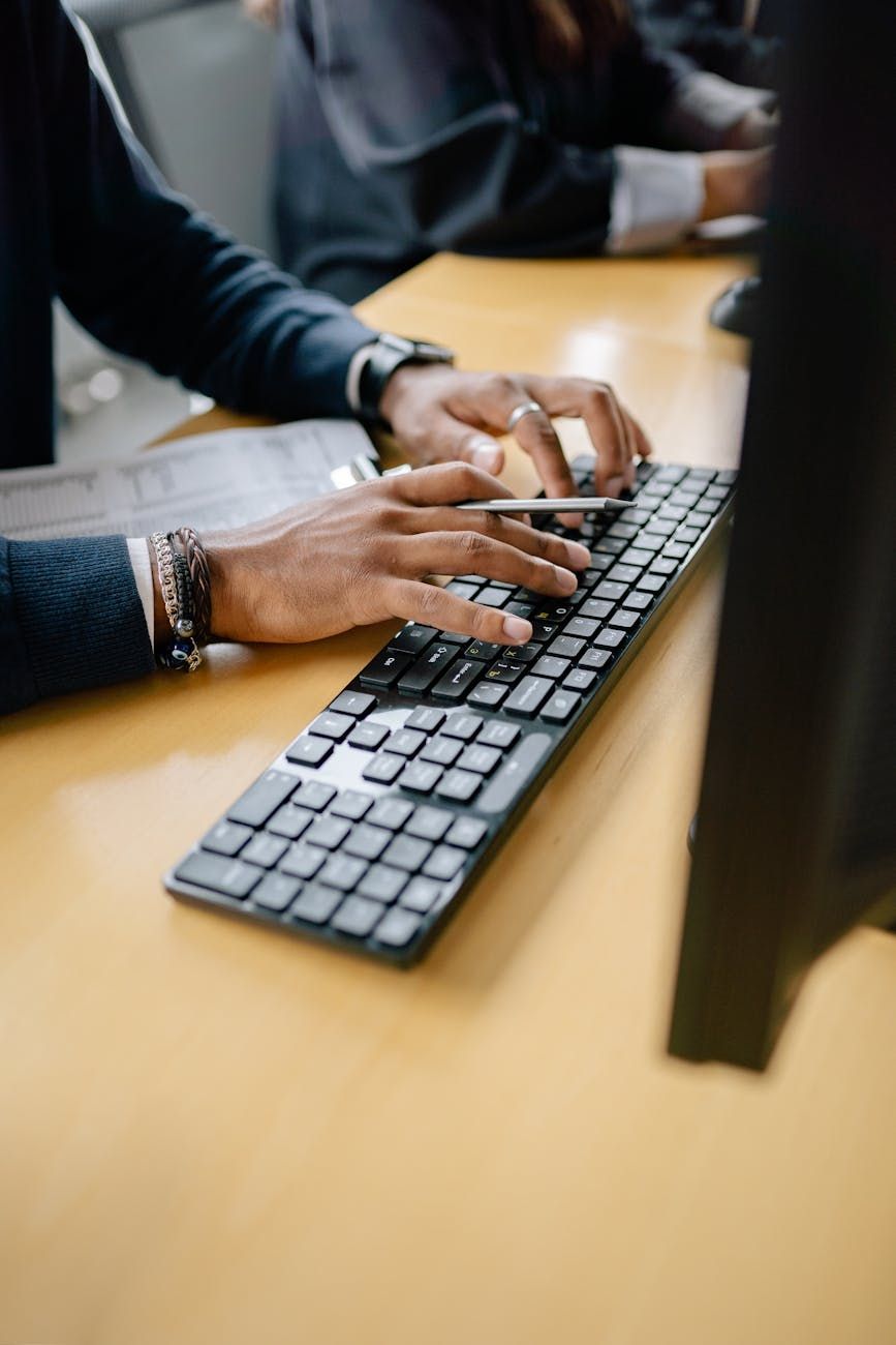 computeraccessories, arbejdseffektivitet, ergonomisk opsætning, tastaturopgradering, muses nøjagtighed, skærmstativ, laptopdock, kabelstyring, webcamkvalitet, skrivebordsbelysning