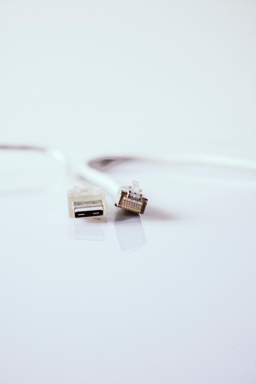 quién controla internet, gobernanza de internet, quién posee internet, cómo funciona internet, infraestructura de internet, ICANN e internet, descentralización de internet, proveedores de servicios de internet, resiliencia de internet, por qué internet no ha colapsado