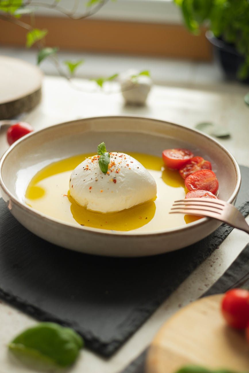 queso burrata, aperitivos de verano, queso italiano, queso cremoso, recetas de queso, ensalada de burrata, entrantes fríos, mozzarella fresca, aperitivos de fiesta, aperitivo gourmet