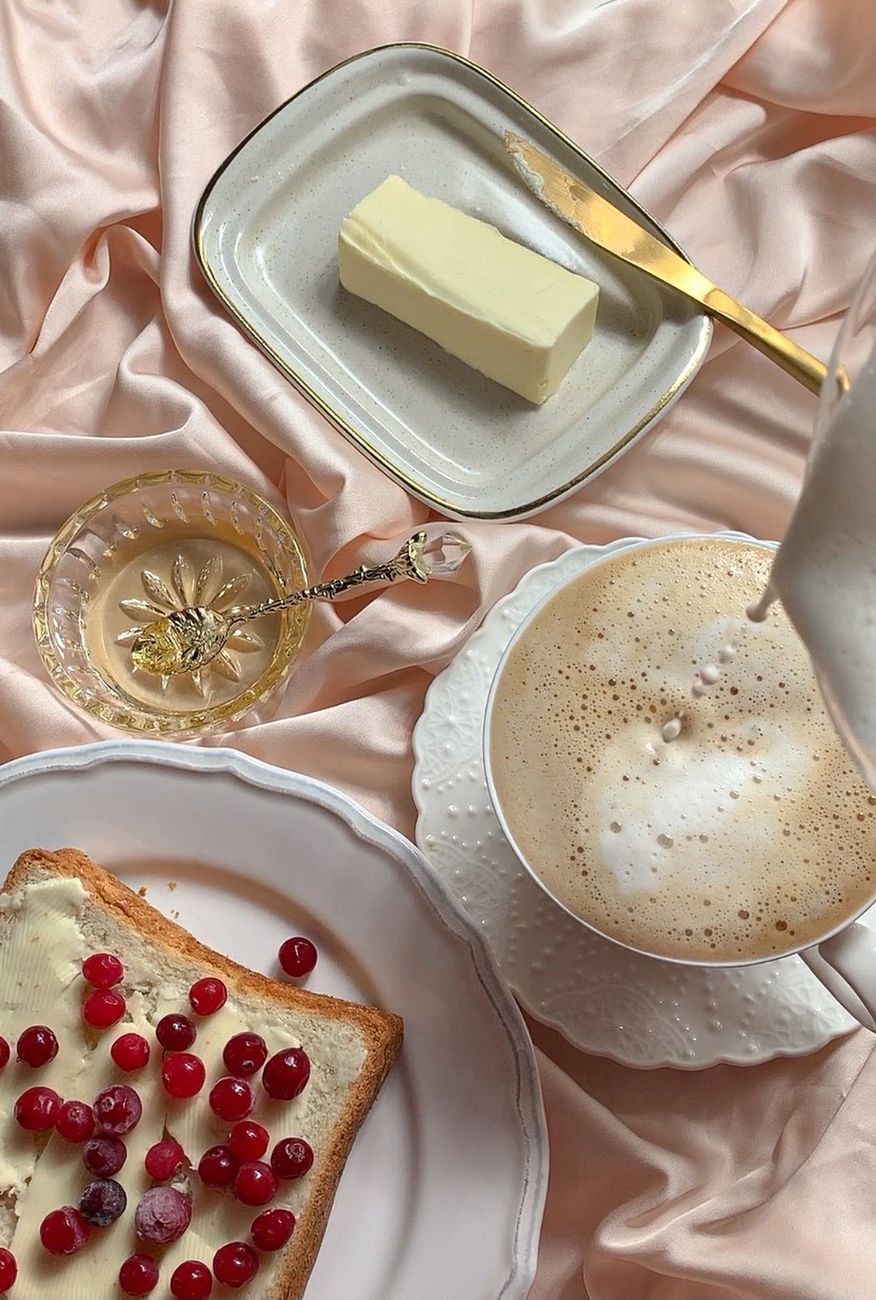 masło, gotowanie z masłem, powrót masła, klasyczne składniki, nowoczesna kuchnia, przepisy z masłem, pieczenie z masłem, naturalne tłuszcze, smak masła, trendy kulinarne