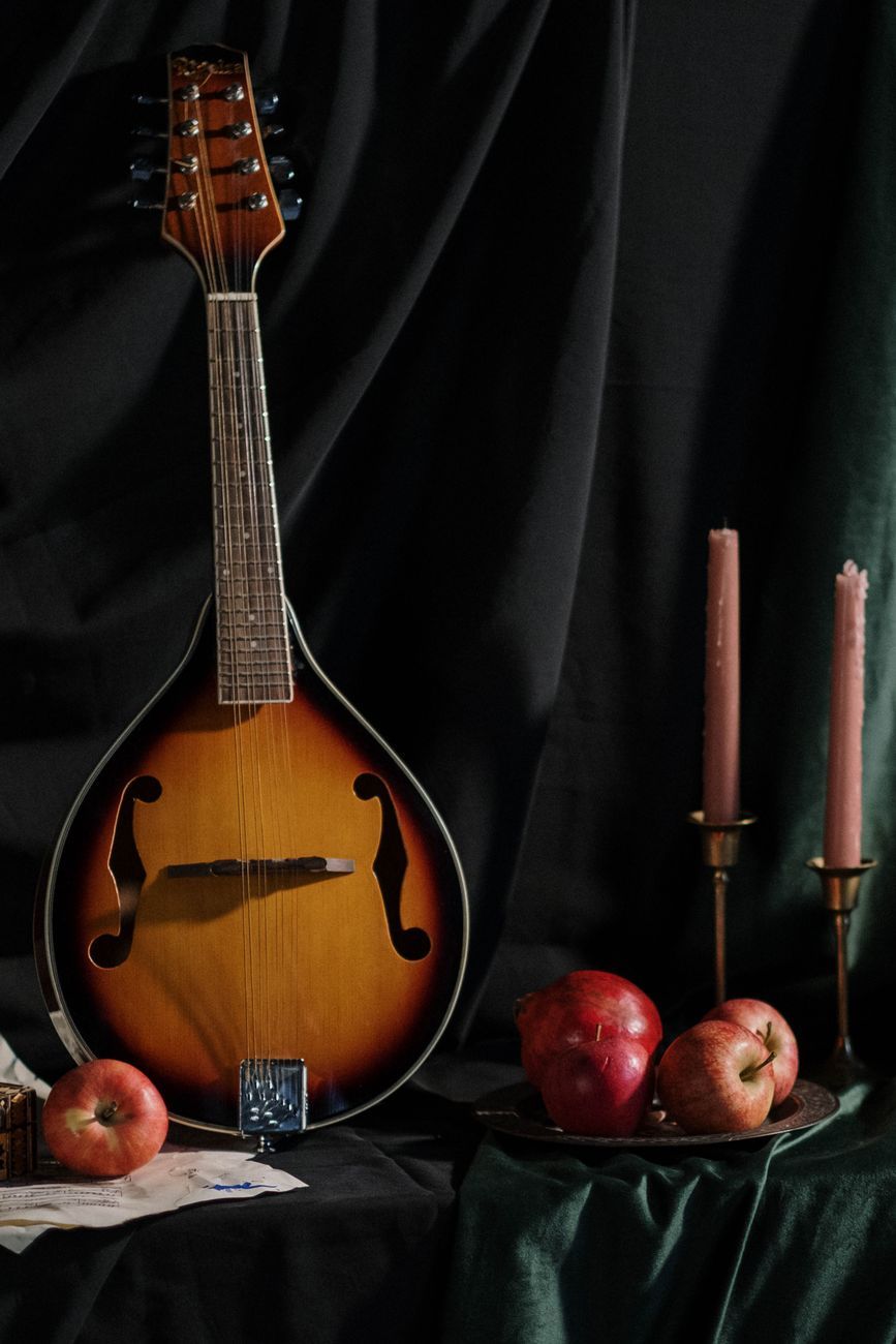 mandolin, åtte strenger, mandolinstrenger, doble rekker, mandolinlyd, strenginstrumenter, musikkinstrumenter, mandolinstemming, akustisk lyd, mandolinhistorie