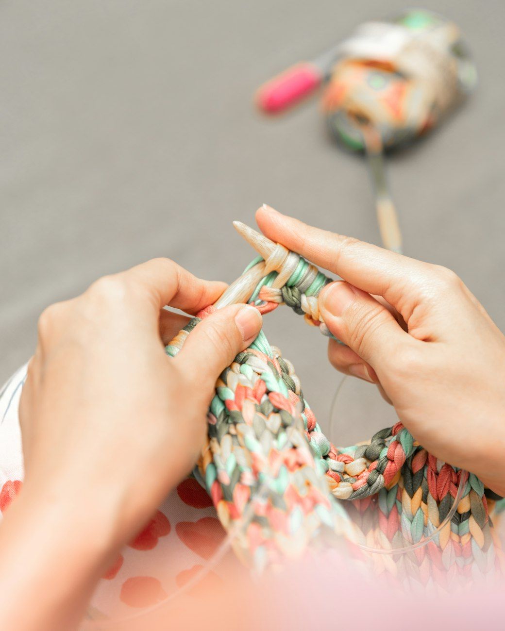 hecho a mano, artesanía, producción en masa, calidad, sostenibilidad, singularidad, tradición, moda lenta, respetuoso con el medio ambiente, autenticidad