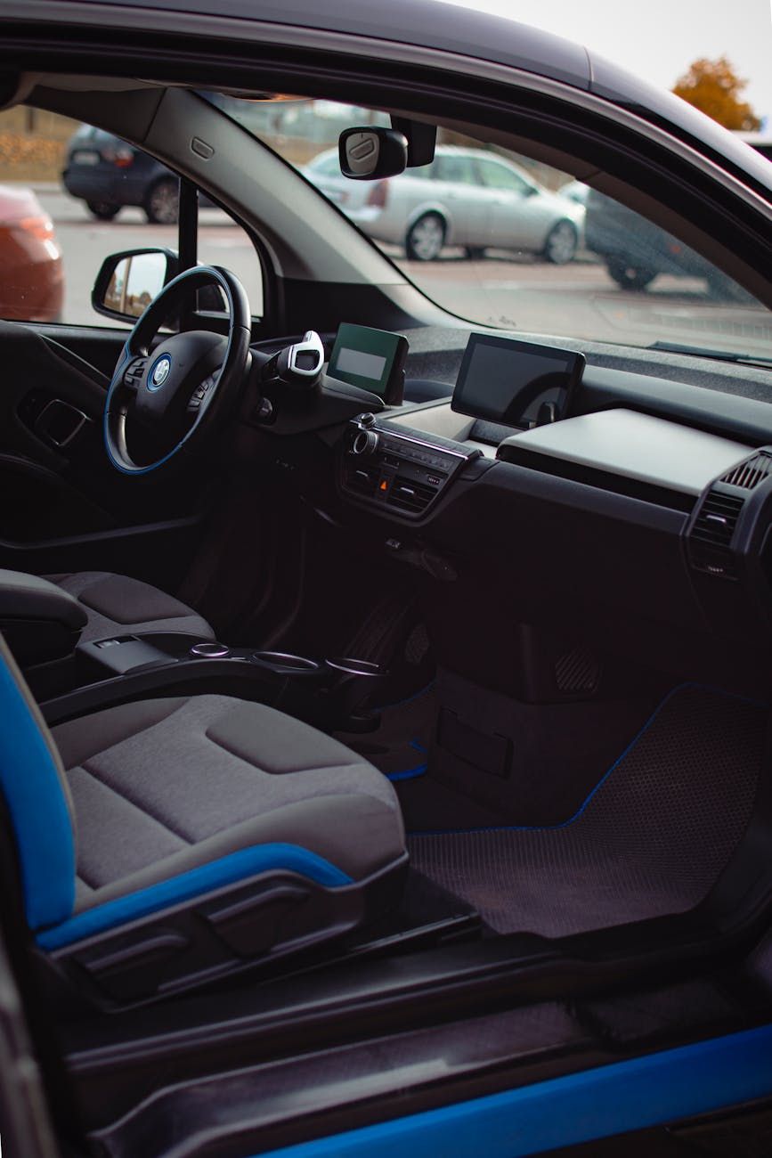 sistemas de seguridad de coches modernos, sistemas avanzados de asistencia al conductor, tecnología ADAS, innovaciones en seguridad de vehículos, frenado automático de emergencia, asistencia de mantenimiento de carril, monitor de punto ciego, sistemas de prevención de colisiones, tecnología de seguridad de coches, futuro de la seguridad automovilística