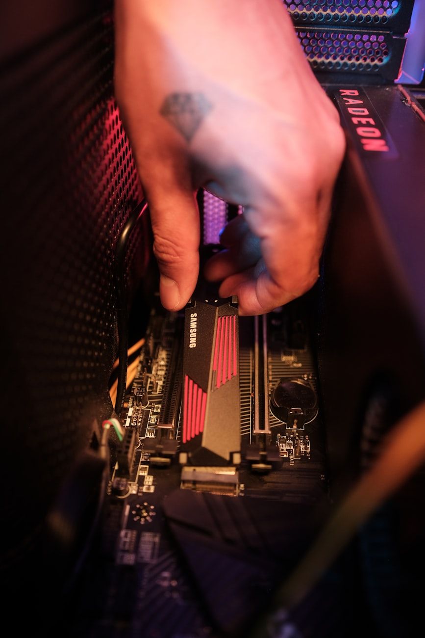 Kingston NV2, SSD für PC, schnelle SSD, Computer-Upgrade, Windows-Beschleunigung, NVMe-Laufwerk, SSD-Installation, Kingston-Testbericht, schneller Systemstart, Budget-SSD