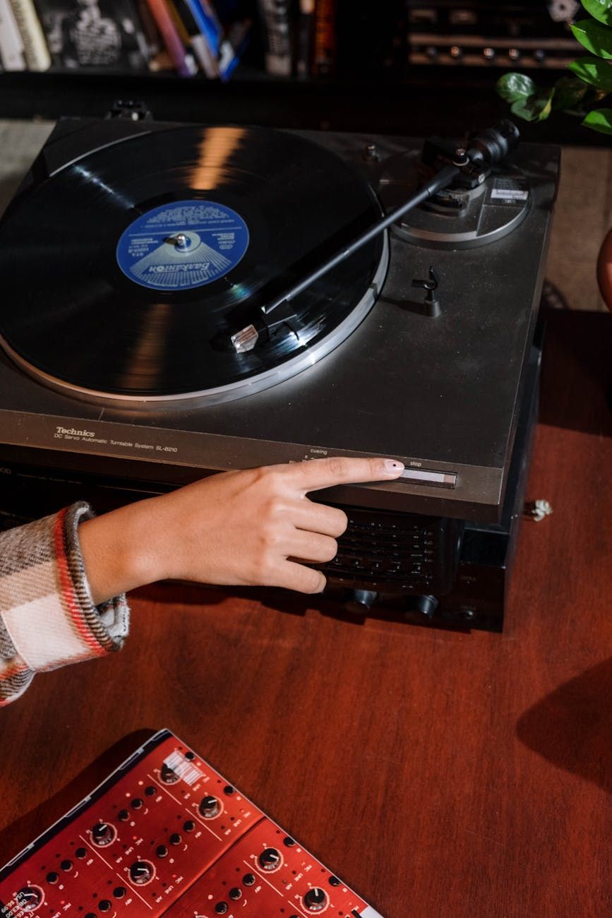 resurgimiento del vinilo, equipo de vinilo para DJ, giradiscos para DJs, equipo de DJ de vinilo, elementos esenciales del mezclador de DJ, configuración de DJ analógico, discos de vinilo para DJ, aguja de cartucho para DJ, tapetes deslizantes para DJ, cultura de DJ de vinilo