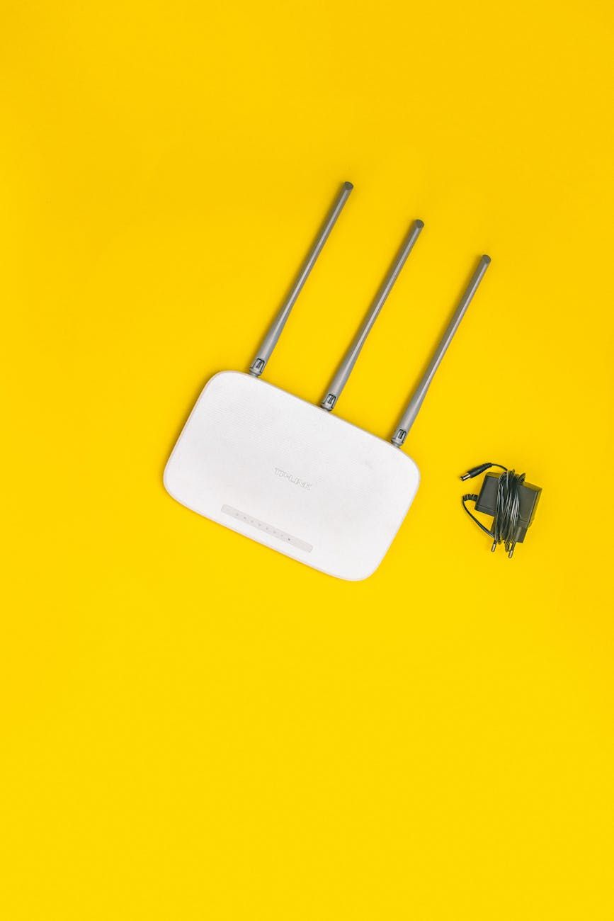 Router Wi-Fi, internet en apartamento, conexión estable, red inalámbrica, configuración de Wi-Fi en casa, cobertura del router, velocidad de internet, router de doble banda, sistema de Wi-Fi mesh, optimización de red